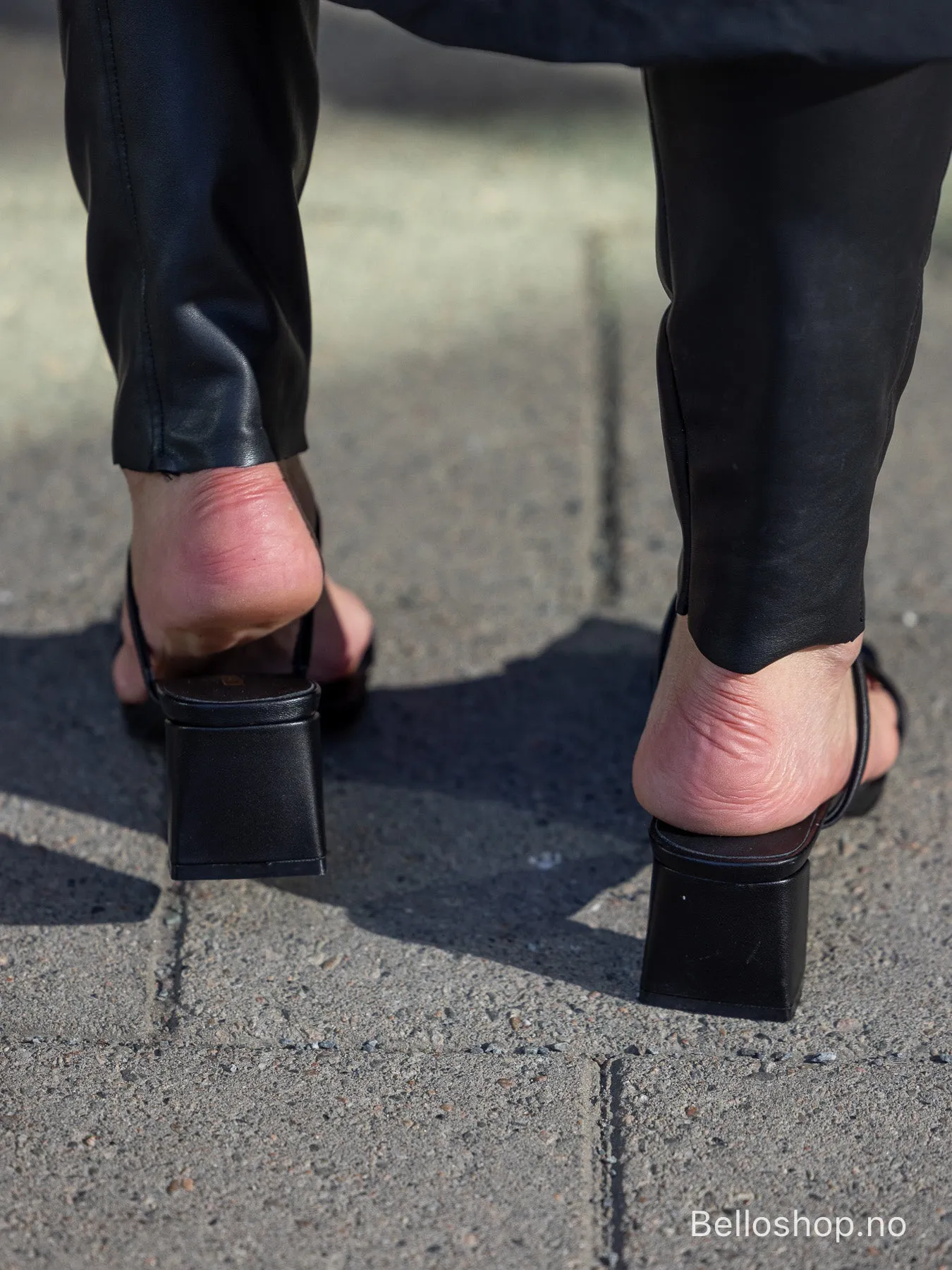 ALIAS MAE Arizona Sandal med høy hel og butt tå