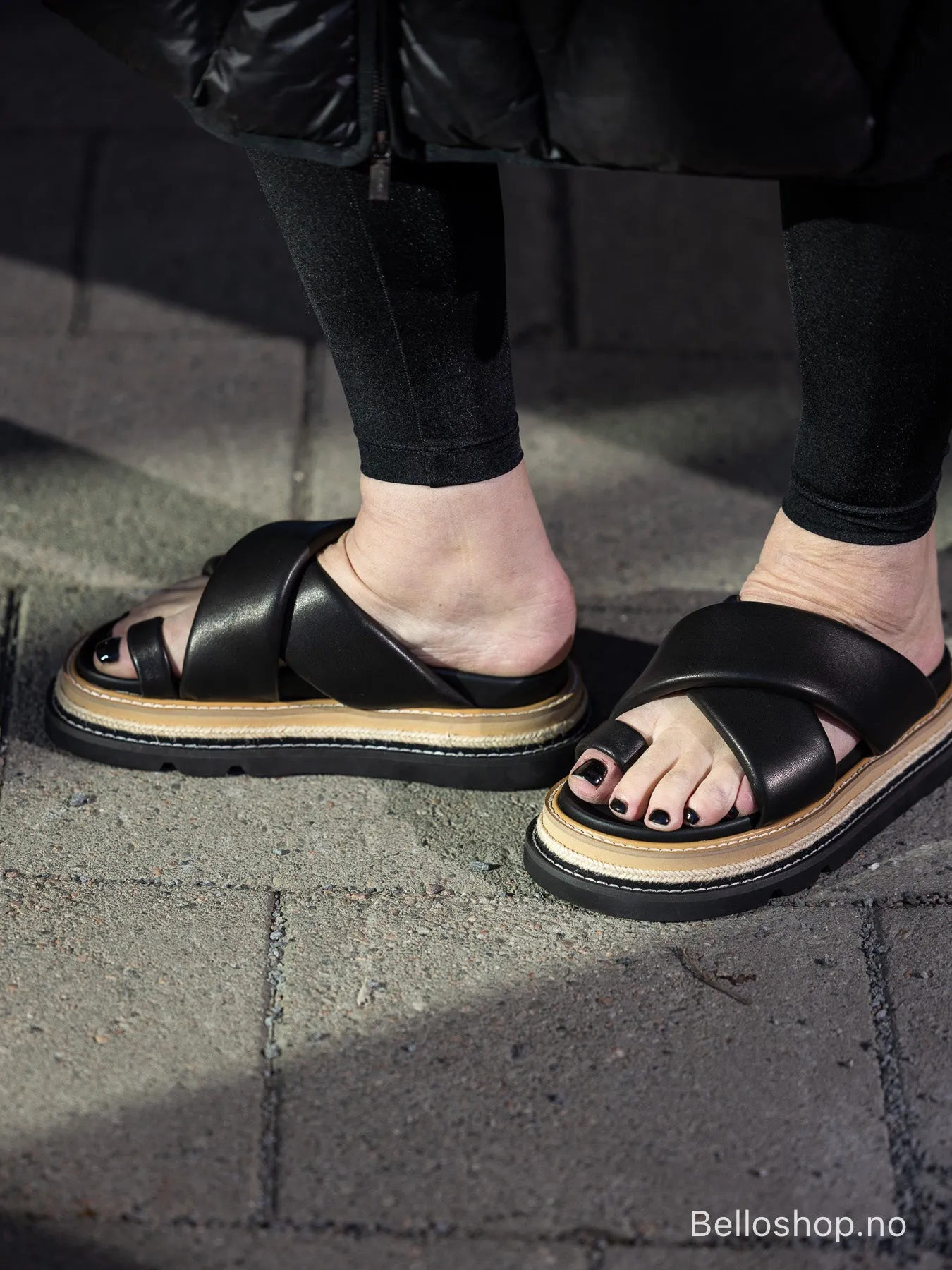 ALIAS MAE Venga sort sandal med beige platåsåle og tå ring