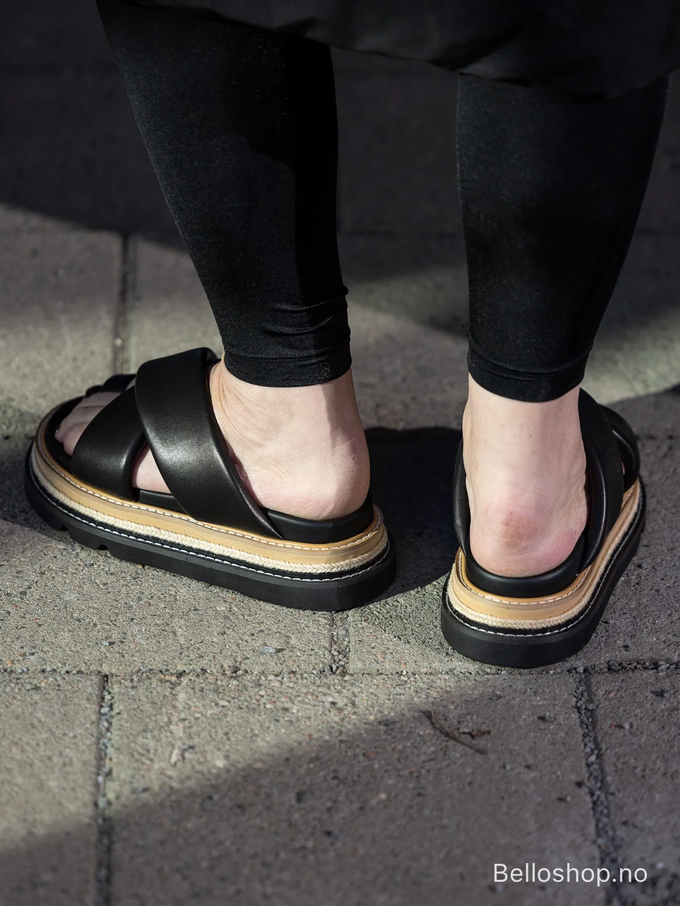 ALIAS MAE Venga sort sandal med beige platåsåle og tå ring