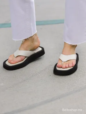 Bello Off-white sandal med sort såle og mellom tå