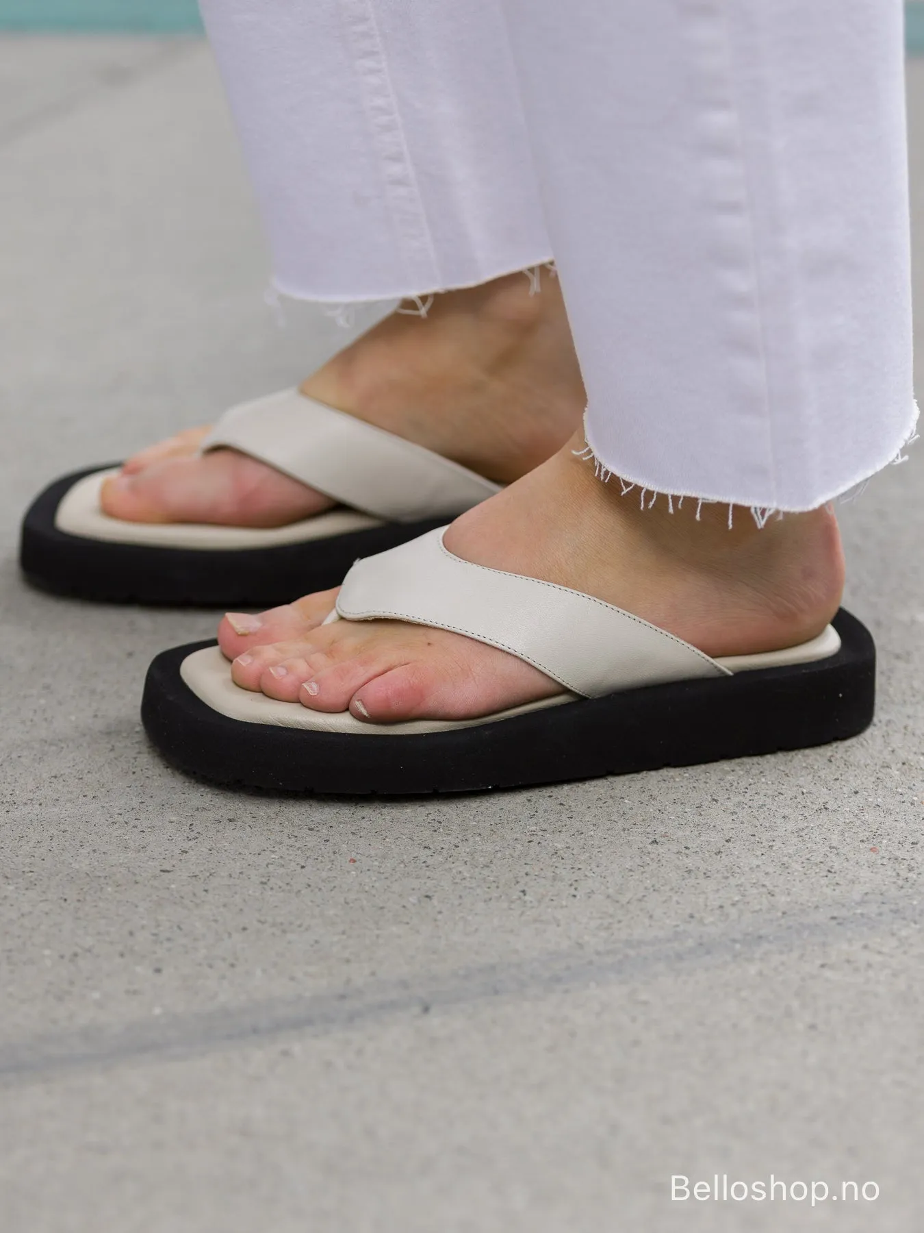 Bello Off-white sandal med sort såle og mellom tå