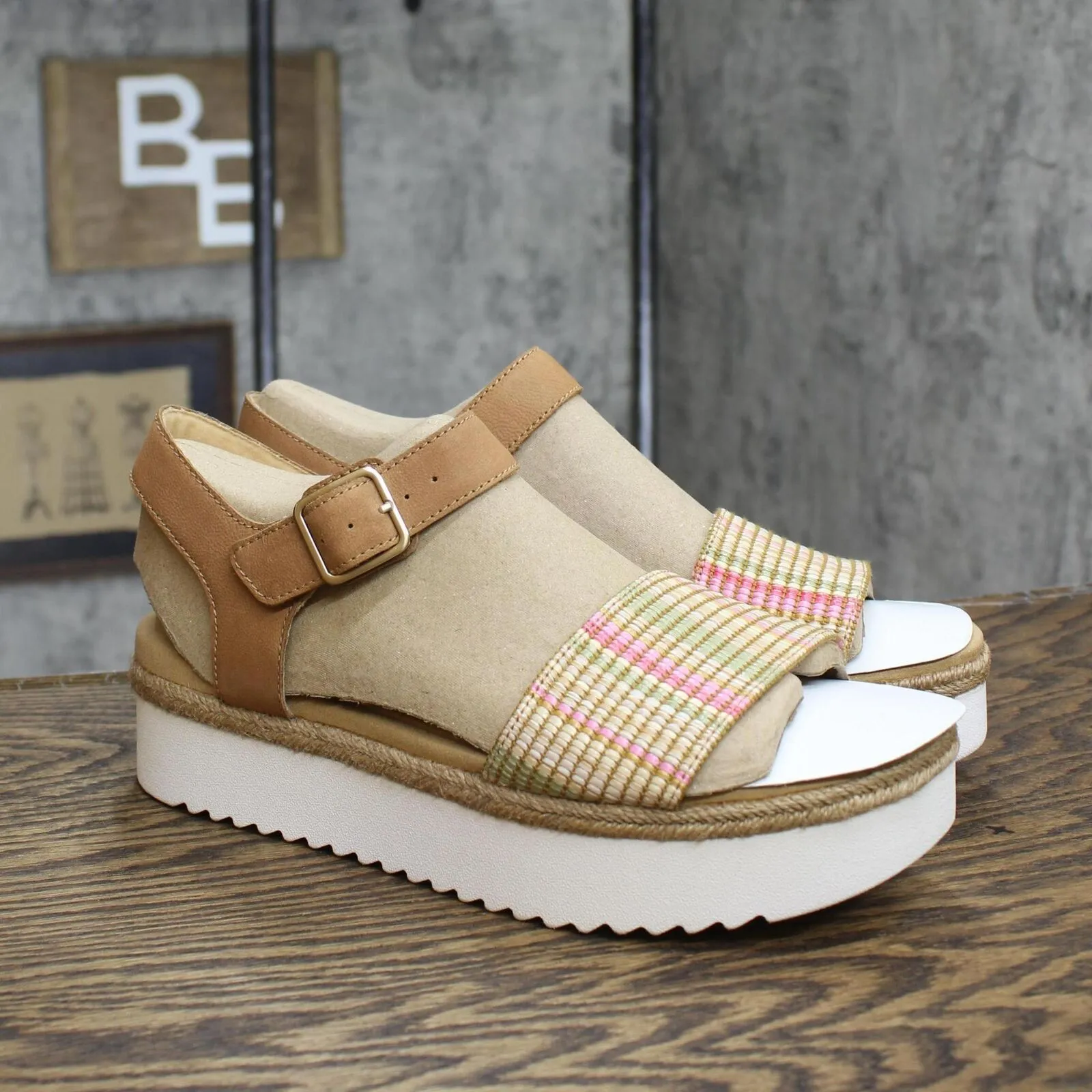 Clarks Women's Lana Shore Flat Sandal 26164475 Light Tan Leather Brown 10M