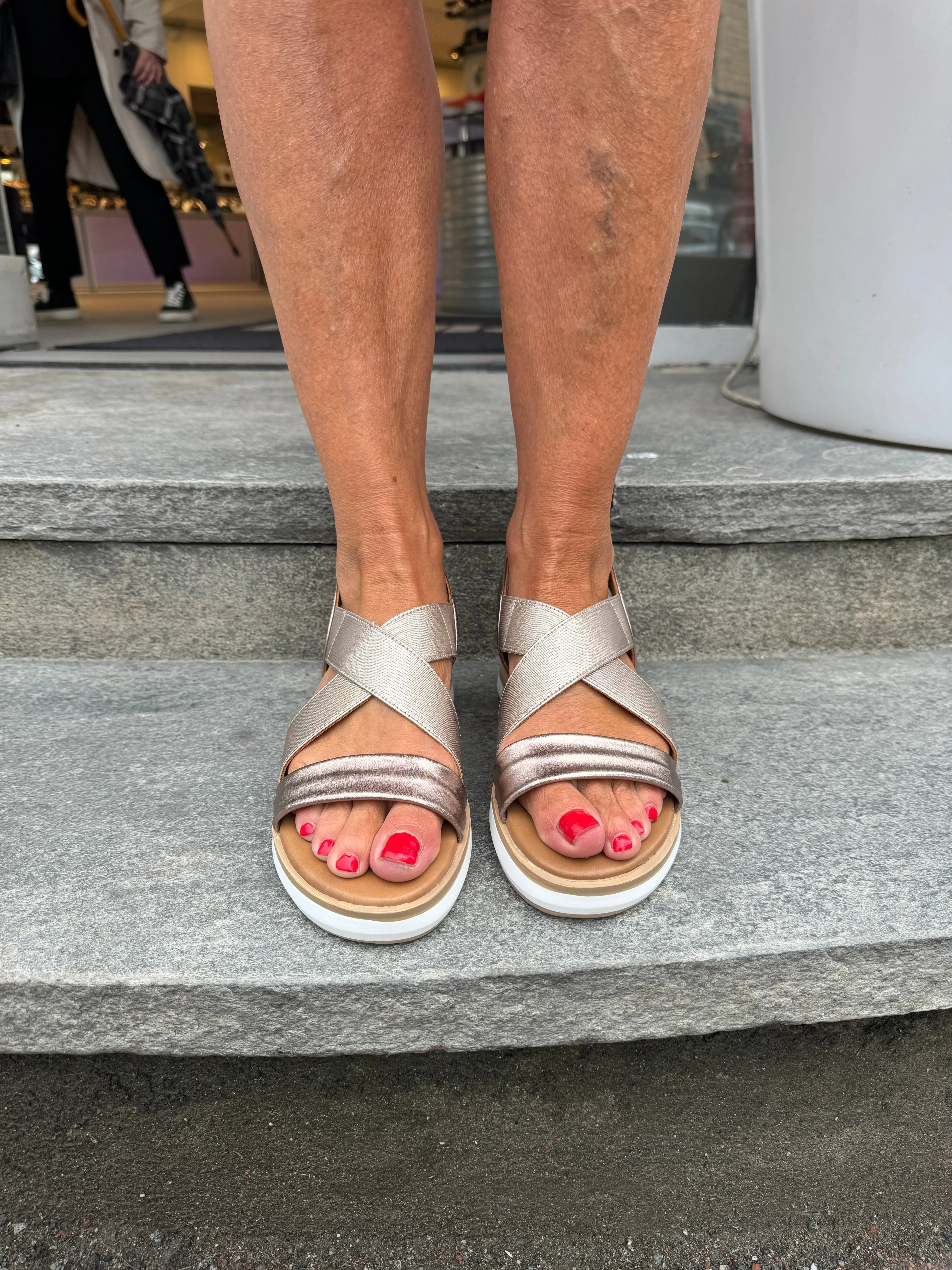 Inuovo Åpen sandal med i bronsefarge med kryssremmer og kilesåle