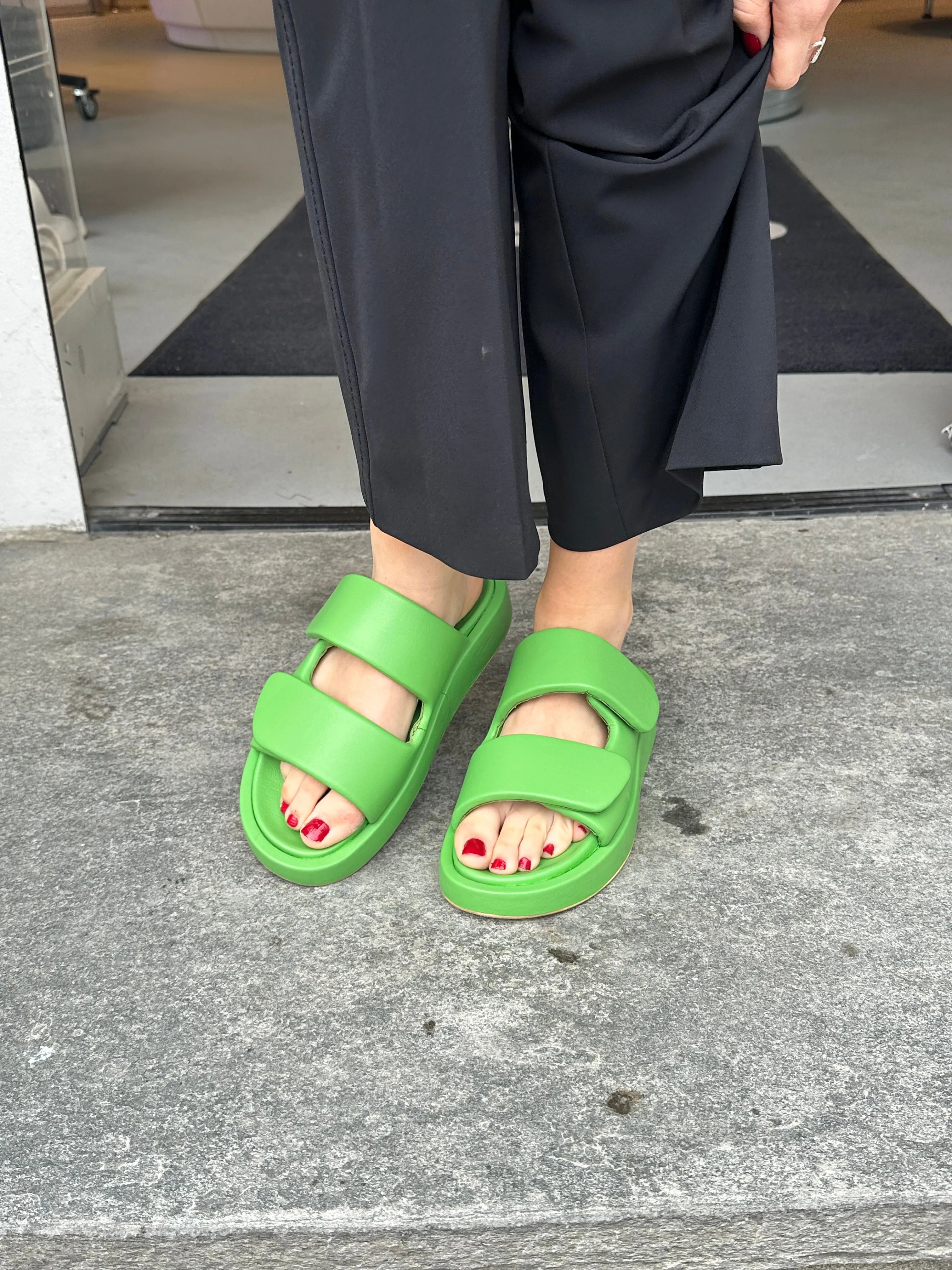 Inuovo Slip-In sandal i limegrønn med to remmer og borrelås