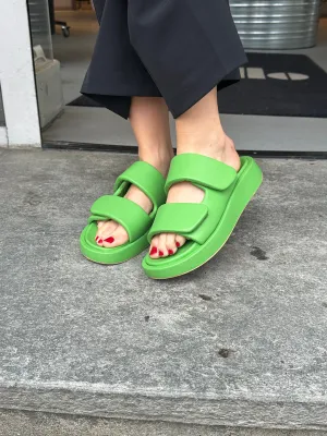 Inuovo Slip-In sandal i limegrønn med to remmer og borrelås