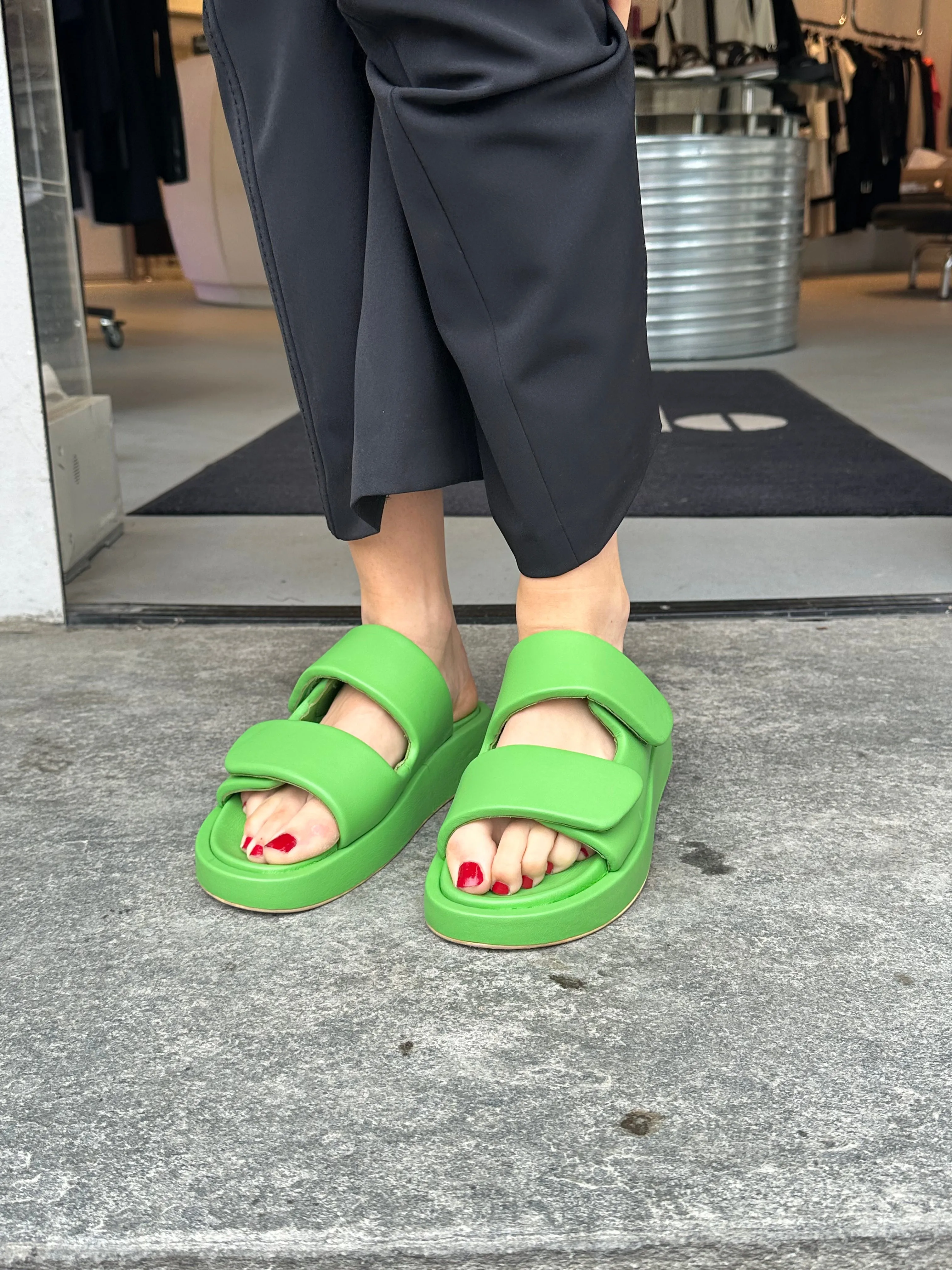 Inuovo Slip-In sandal i limegrønn med to remmer og borrelås