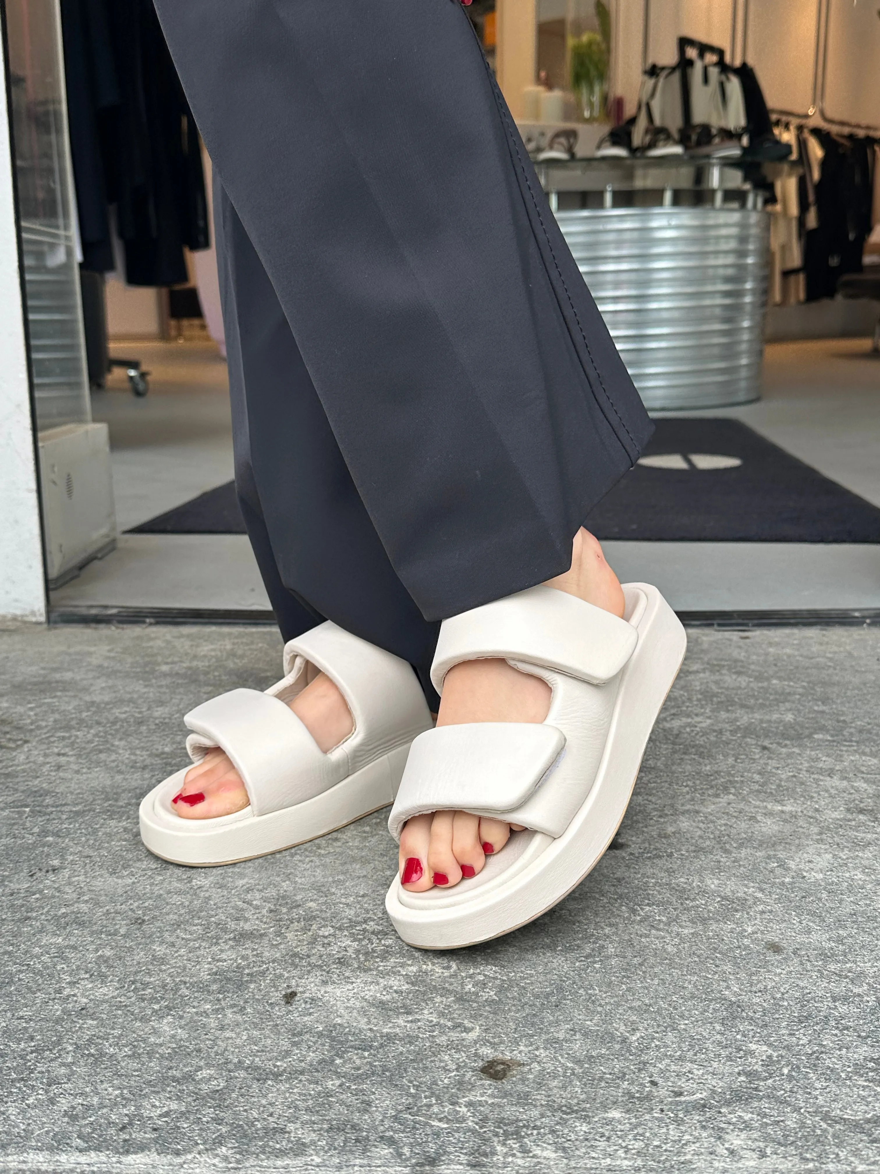 Inuovo Slip-In sandal i lys cremefarge med to remmer og borrelås