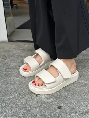 Inuovo Slip-In sandal i lys cremefarge med to remmer og borrelås