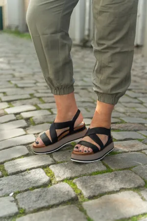 Inuovo Sort platåsandal med kryssremmer