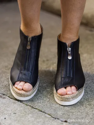 Kanna Sort sandal med åpen tå og åpen hel med glidelås foran