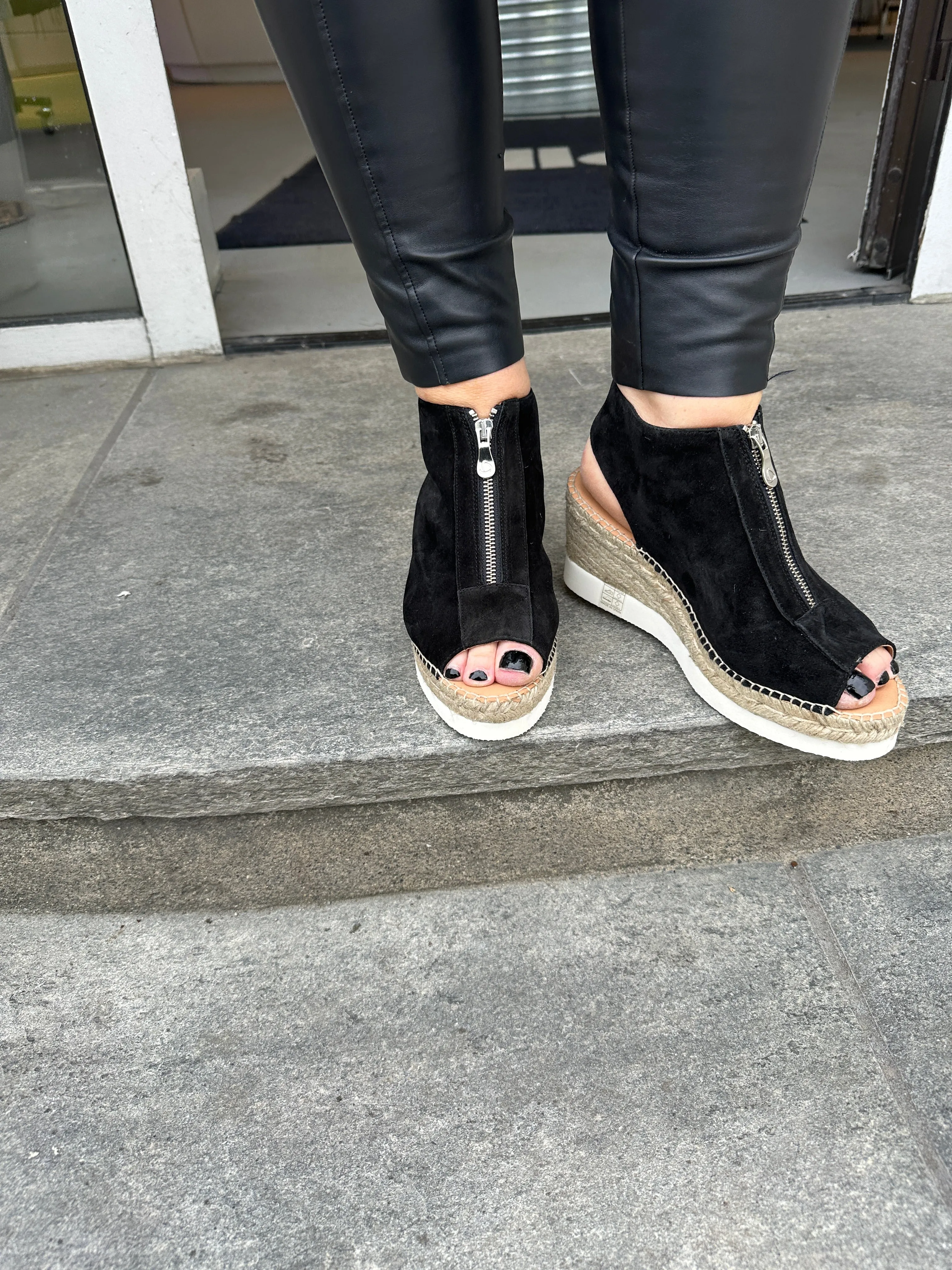 Kanna Sort semsket sandal med åpen hel og tå og glidelås