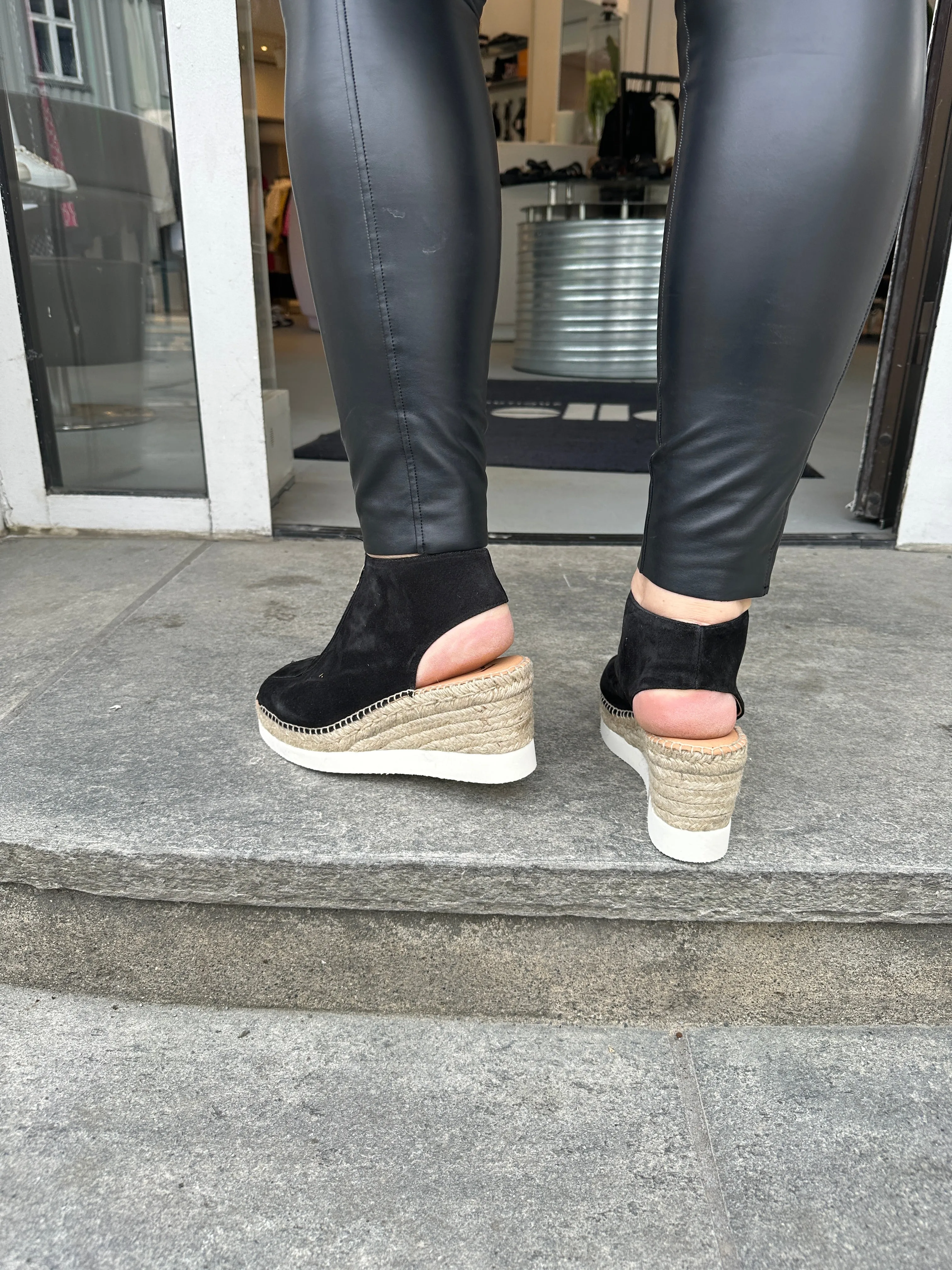 Kanna Sort semsket sandal med åpen hel og tå og glidelås