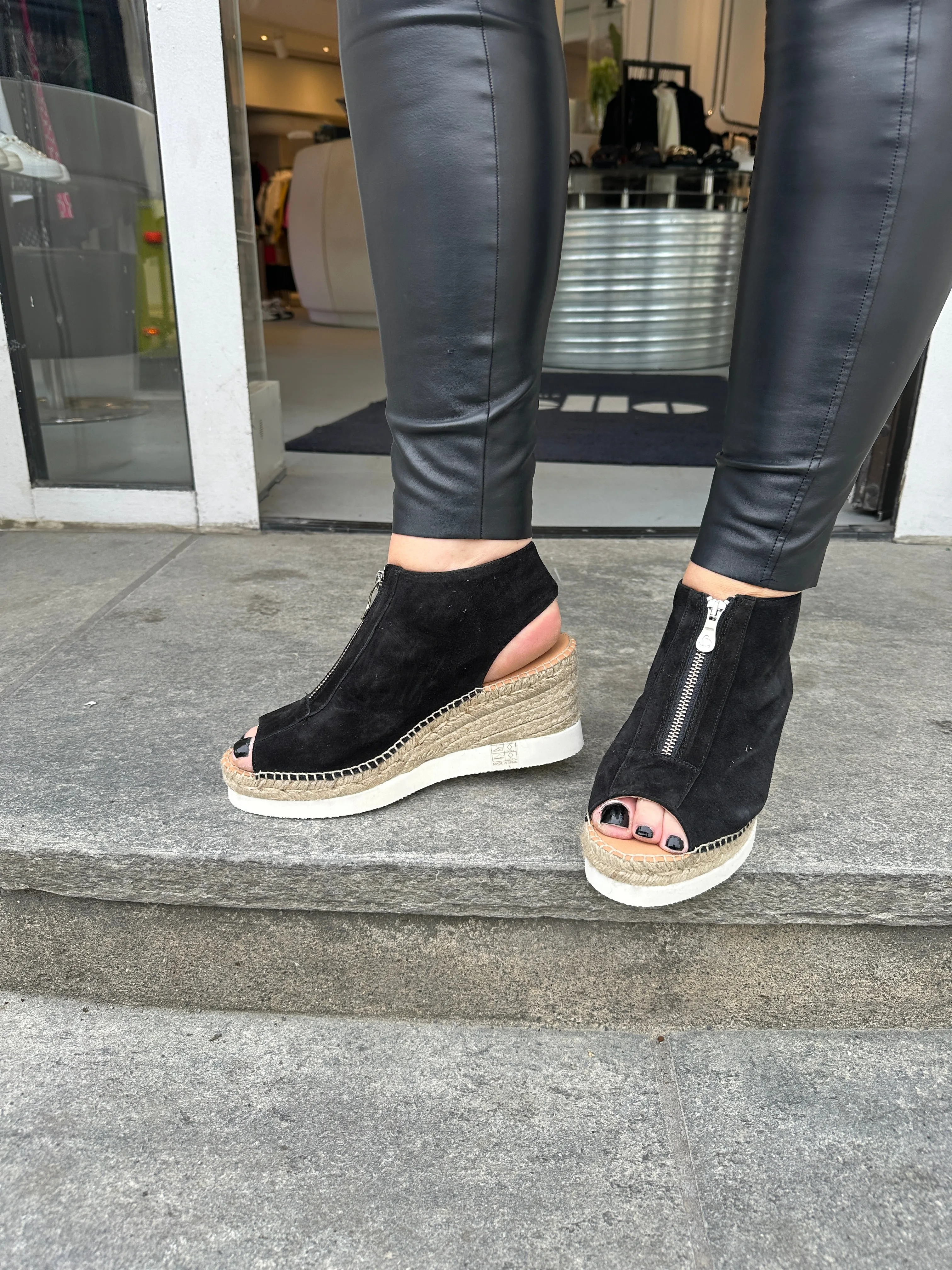 Kanna Sort semsket sandal med åpen hel og tå og glidelås
