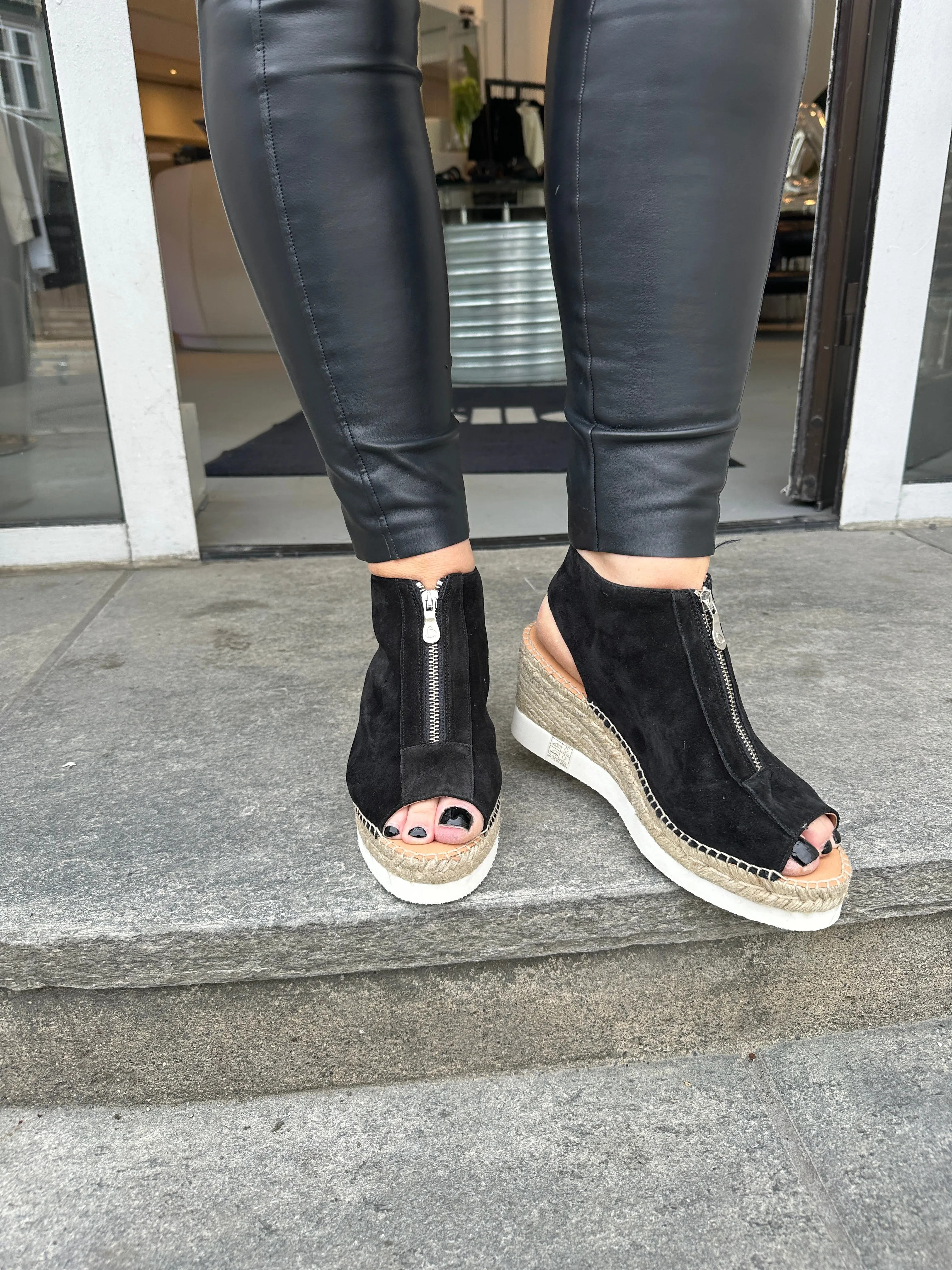 Kanna Sort semsket sandal med åpen hel og tå og glidelås