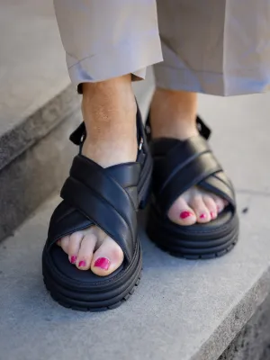 KMB Sandal med kryssremmer og borrelås rem bak