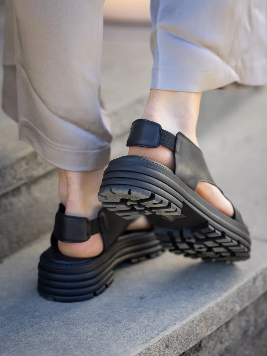 KMB Sort sandal med kryssremmer og strikk bak