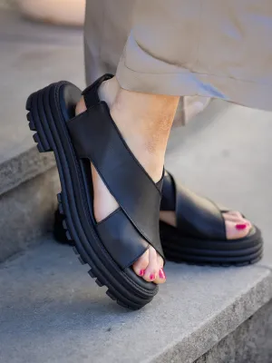 KMB Sort sandal med kryssremmer og strikk bak