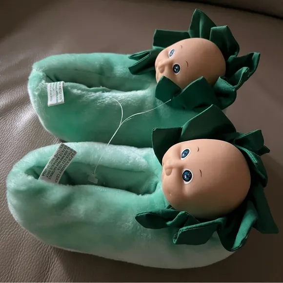 New vintage 1984 CABBAGE PATCH KIDS BALD HEAD BOY DOLL SLIPPERS size 11-12 green