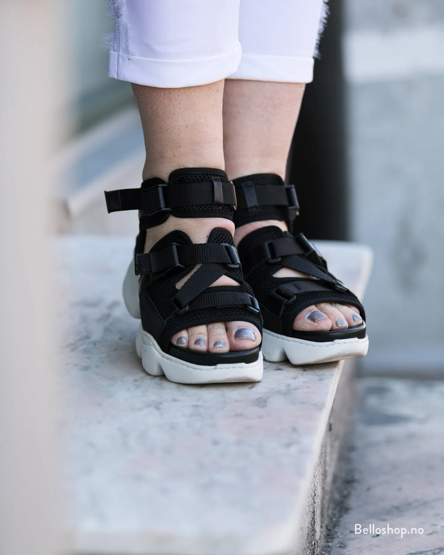 Nude of Scandinavia Sibyl sort sandal med spenner og hvit såle