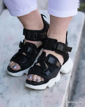 Nude of Scandinavia Sibyl sort sandal med spenner og hvit såle