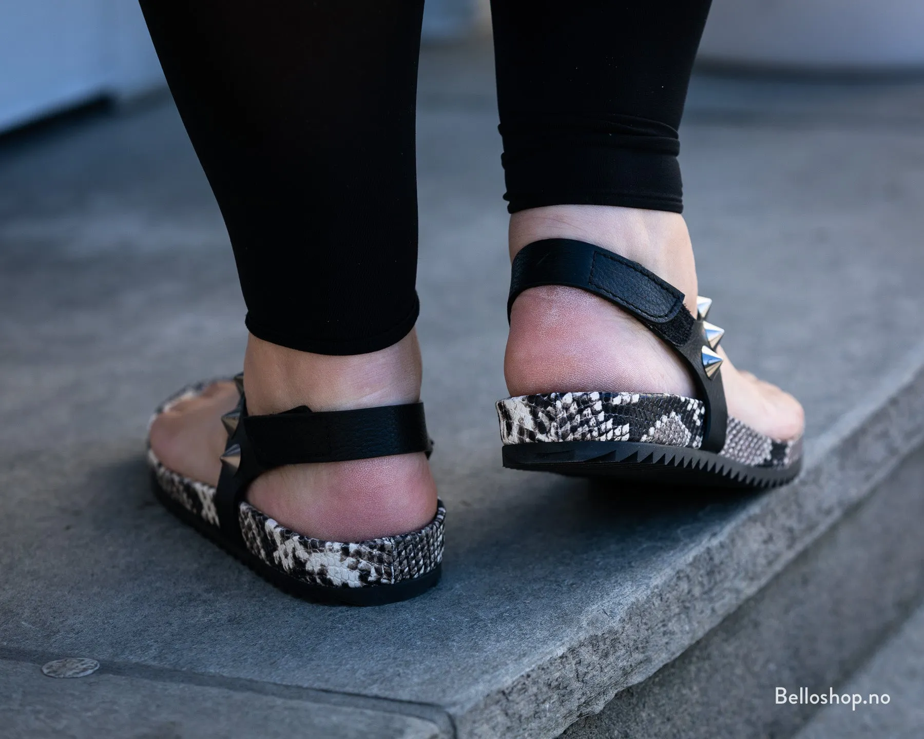 Sandal med nagler og snake såle