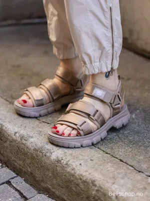 SHAKA BUNGY taupefarget sandal med borrelås