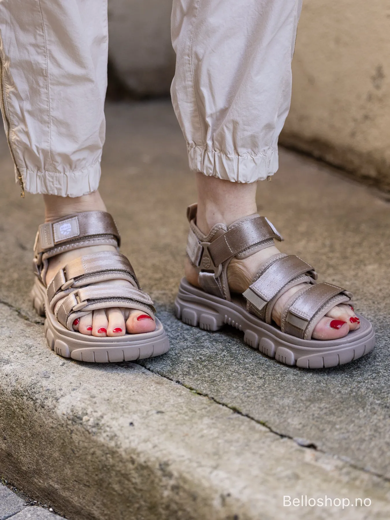 SHAKA BUNGY taupefarget sandal med borrelås