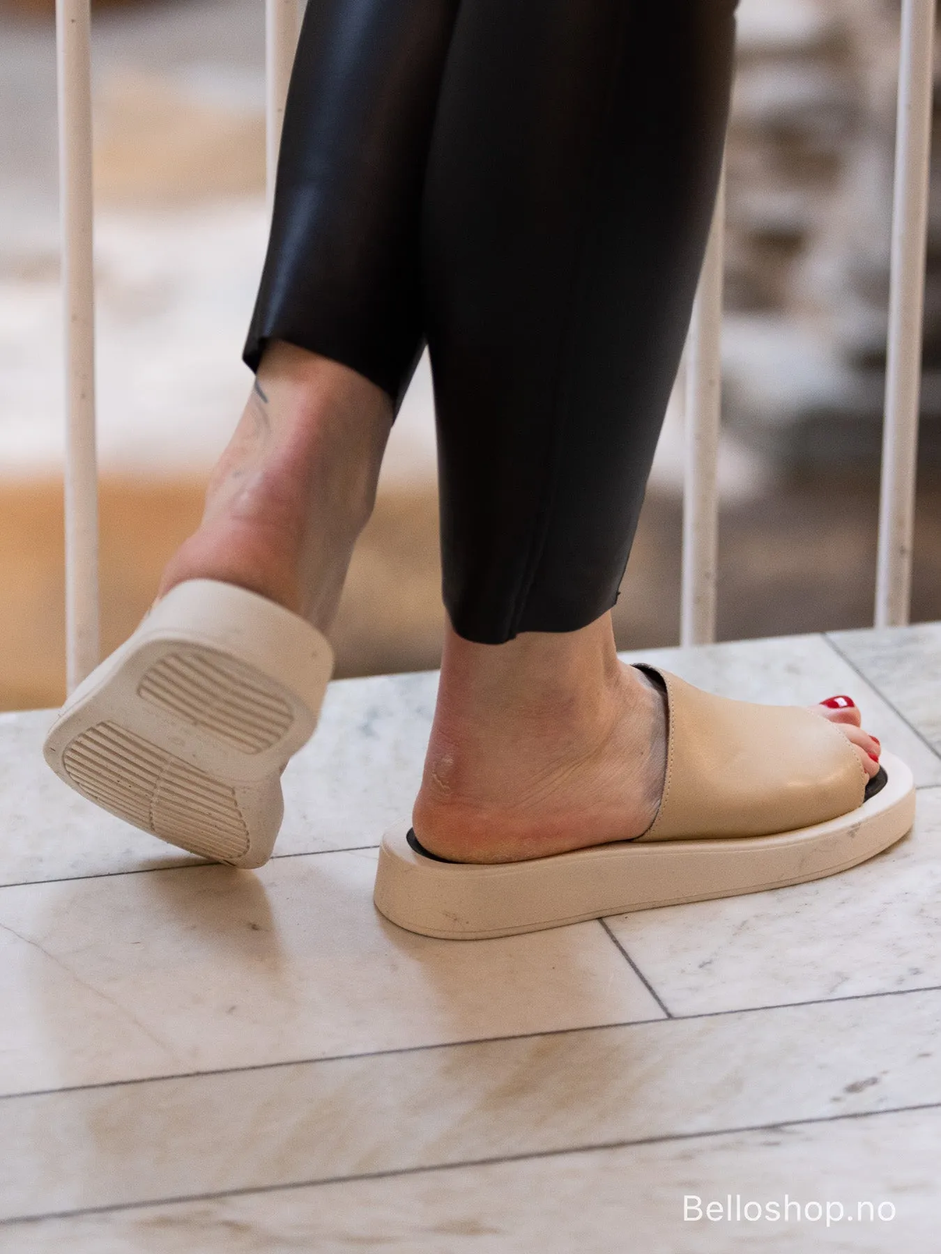 SHOE BIZ Vaw Beige enkel slip-in sandal