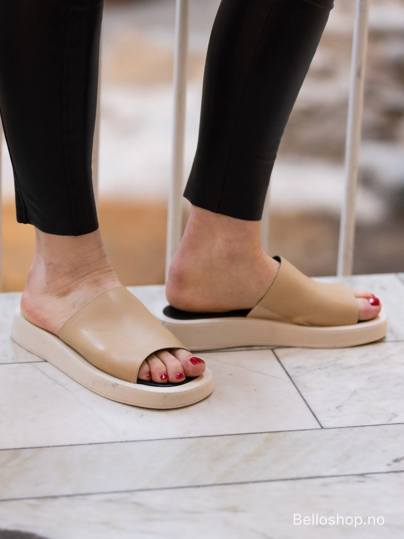 SHOE BIZ Vaw Beige enkel slip-in sandal