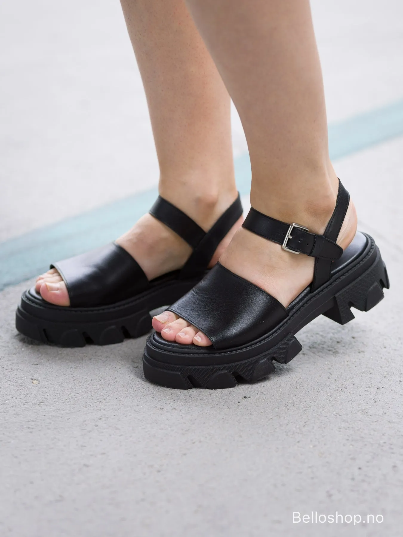 SHOE BIZ VINERIA sort sandal med chunky såle, rem og sølvspenne