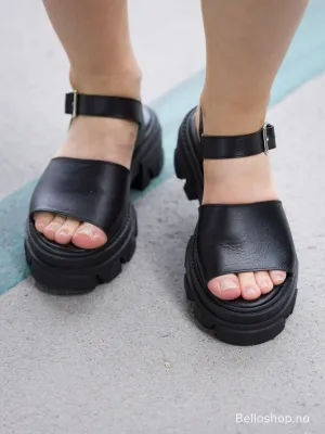 SHOE BIZ VINERIA sort sandal med chunky såle, rem og sølvspenne