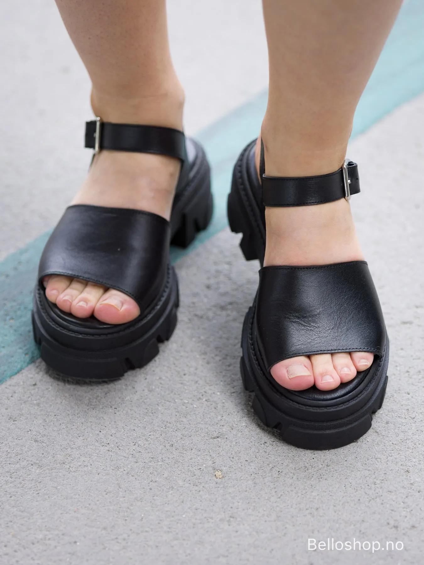 SHOE BIZ VINERIA sort sandal med chunky såle, rem og sølvspenne