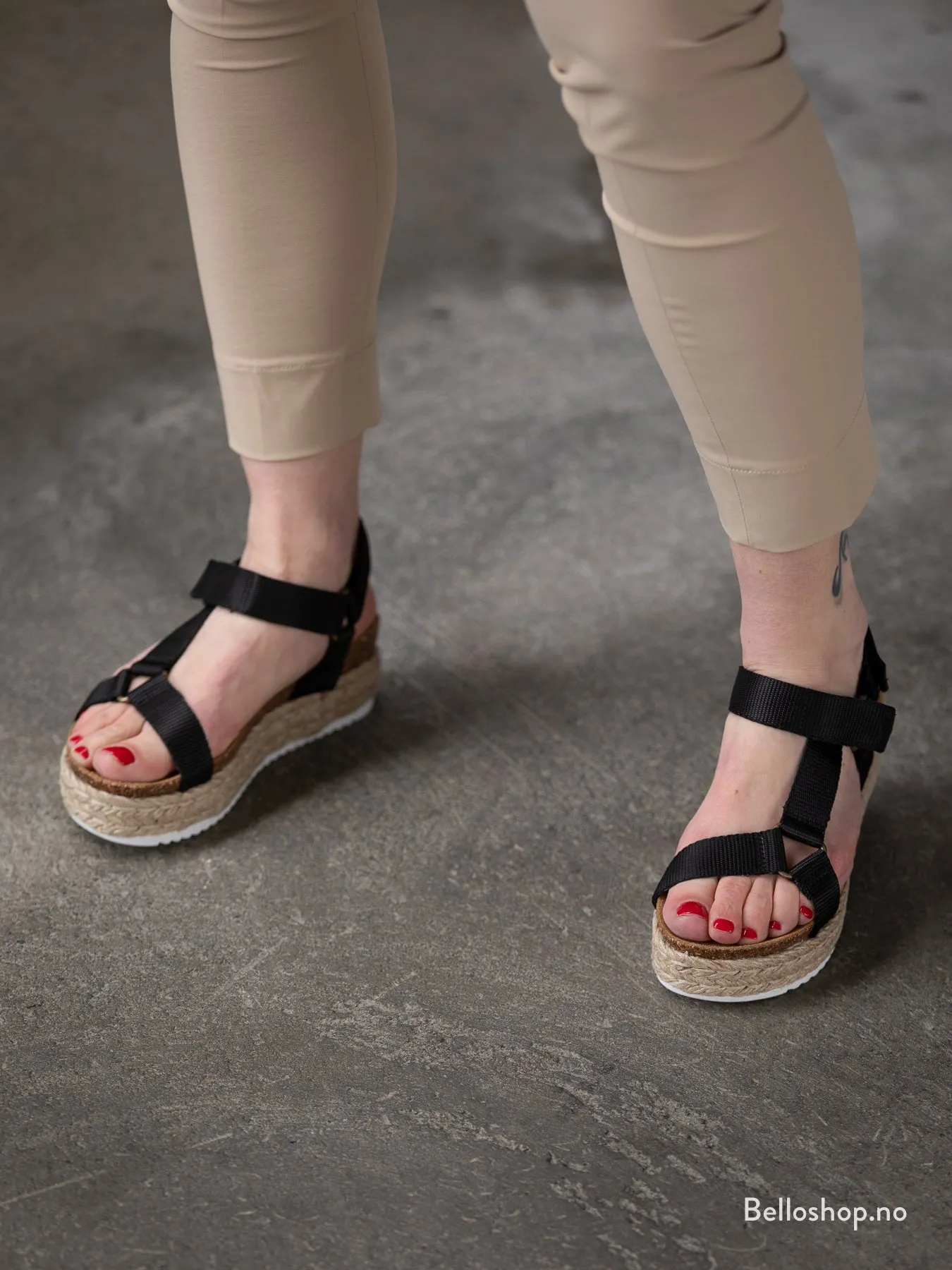 Steve Madden Kodiak sort sandal med platå, borrelås og bast