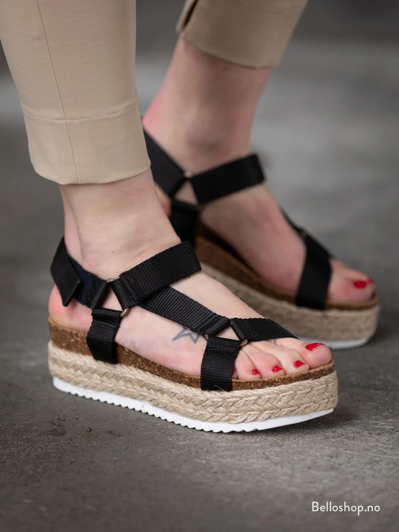 Steve Madden Kodiak sort sandal med platå, borrelås og bast