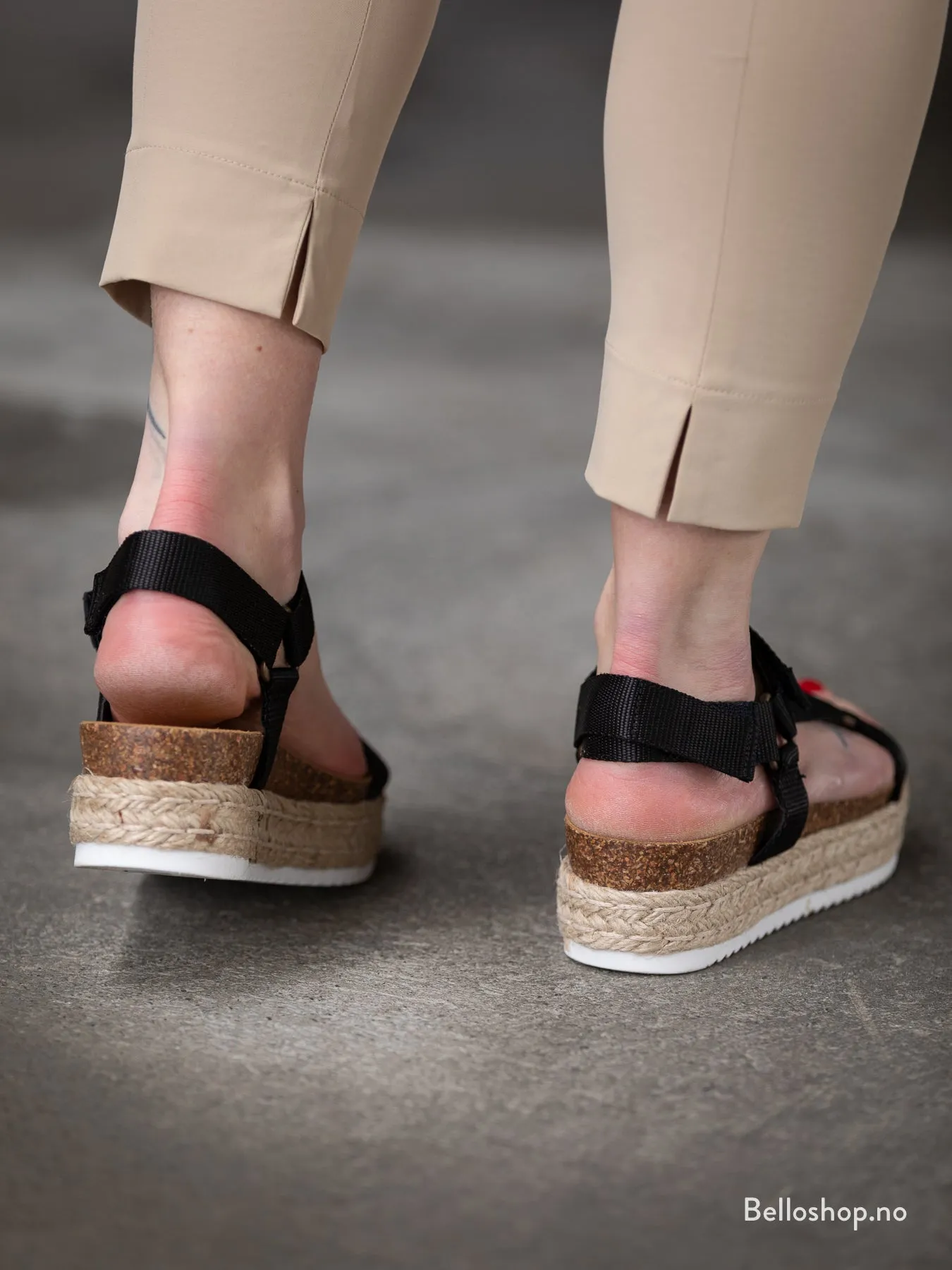 Steve Madden Kodiak sort sandal med platå, borrelås og bast