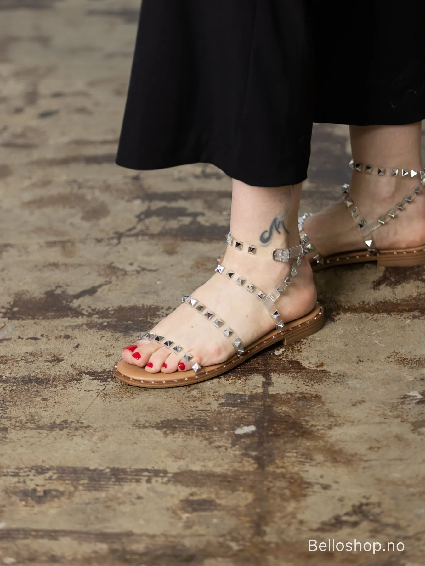 Steve Madden Travel transparent sandal med nagler og ankelrem