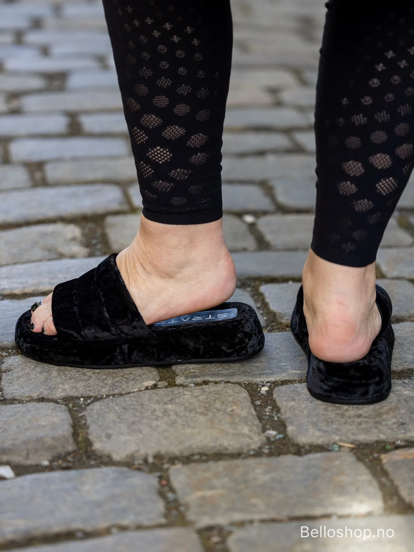 Strategia Sort slip-in sandal i fløyel med liten platå