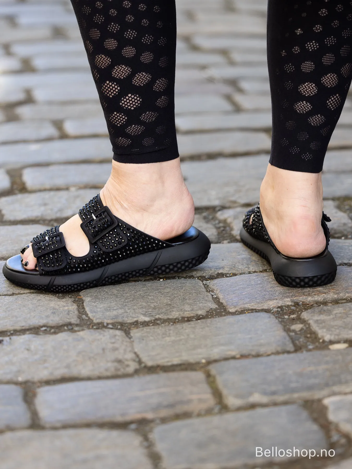 Strategia Sort slip-in sandal med sorte strasstener og to remmer