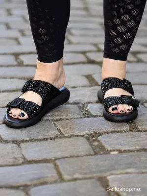 Strategia Sort slip-in sandal med sorte strasstener og to remmer