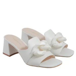 Tosca Blu Hvit slip-in sandal med hel og hvit lenke