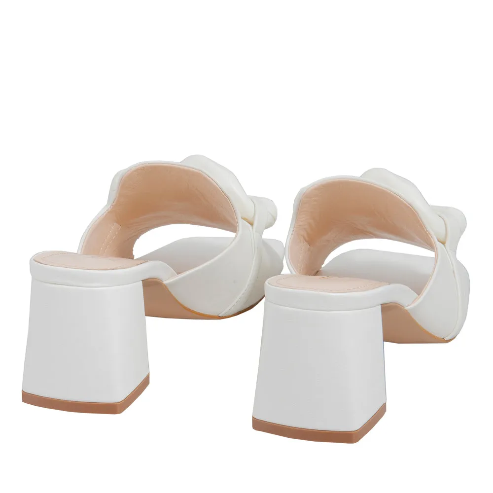 Tosca Blu Hvit slip-in sandal med hel og hvit lenke