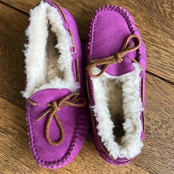 UGG slippers size 4