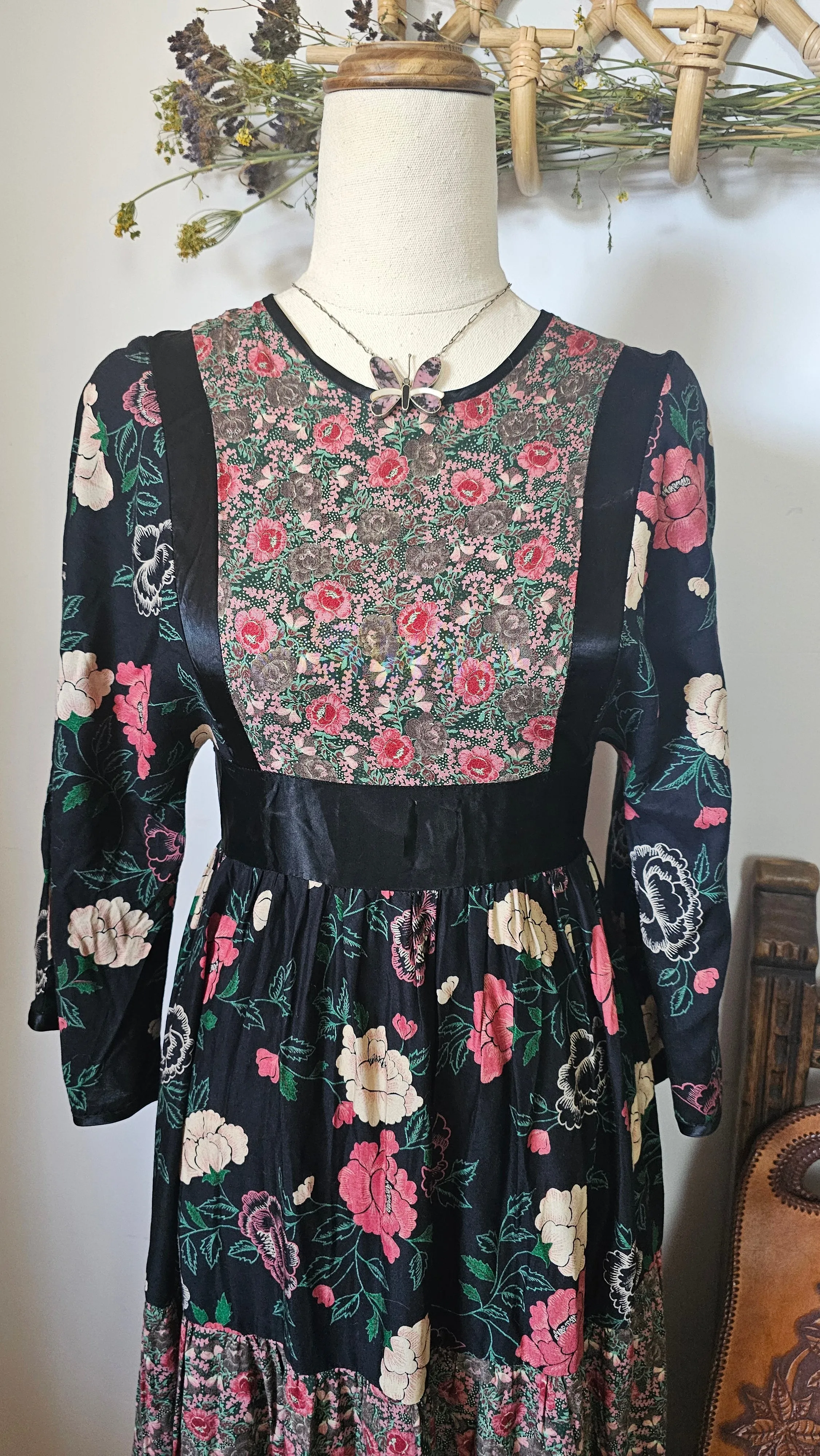 Vintage Chameleon Sydney Dress – Size 8 (Runs Small)