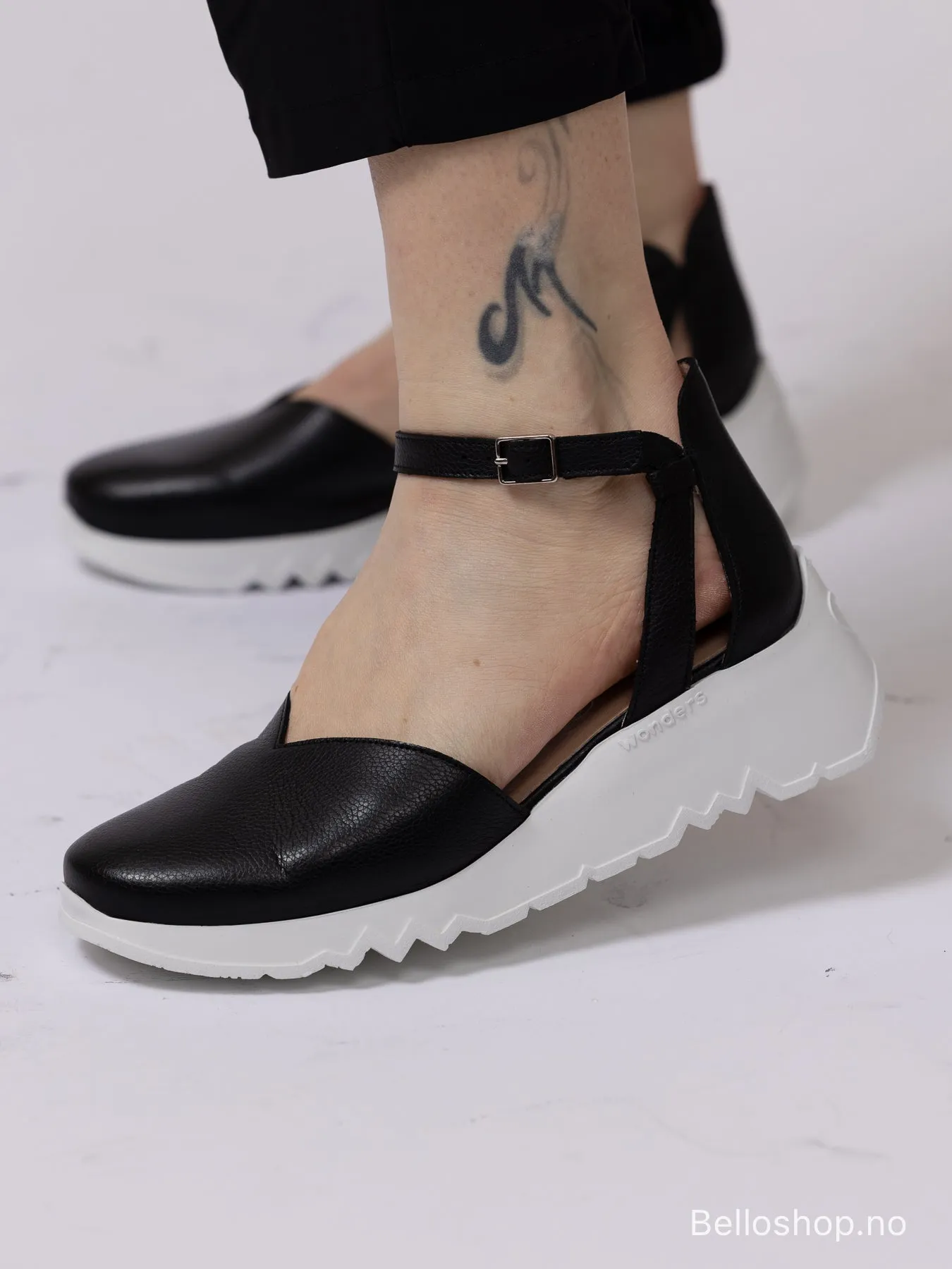 Wonders Sandal i sort glatt skinn med ankelrem og hvit kilesåle