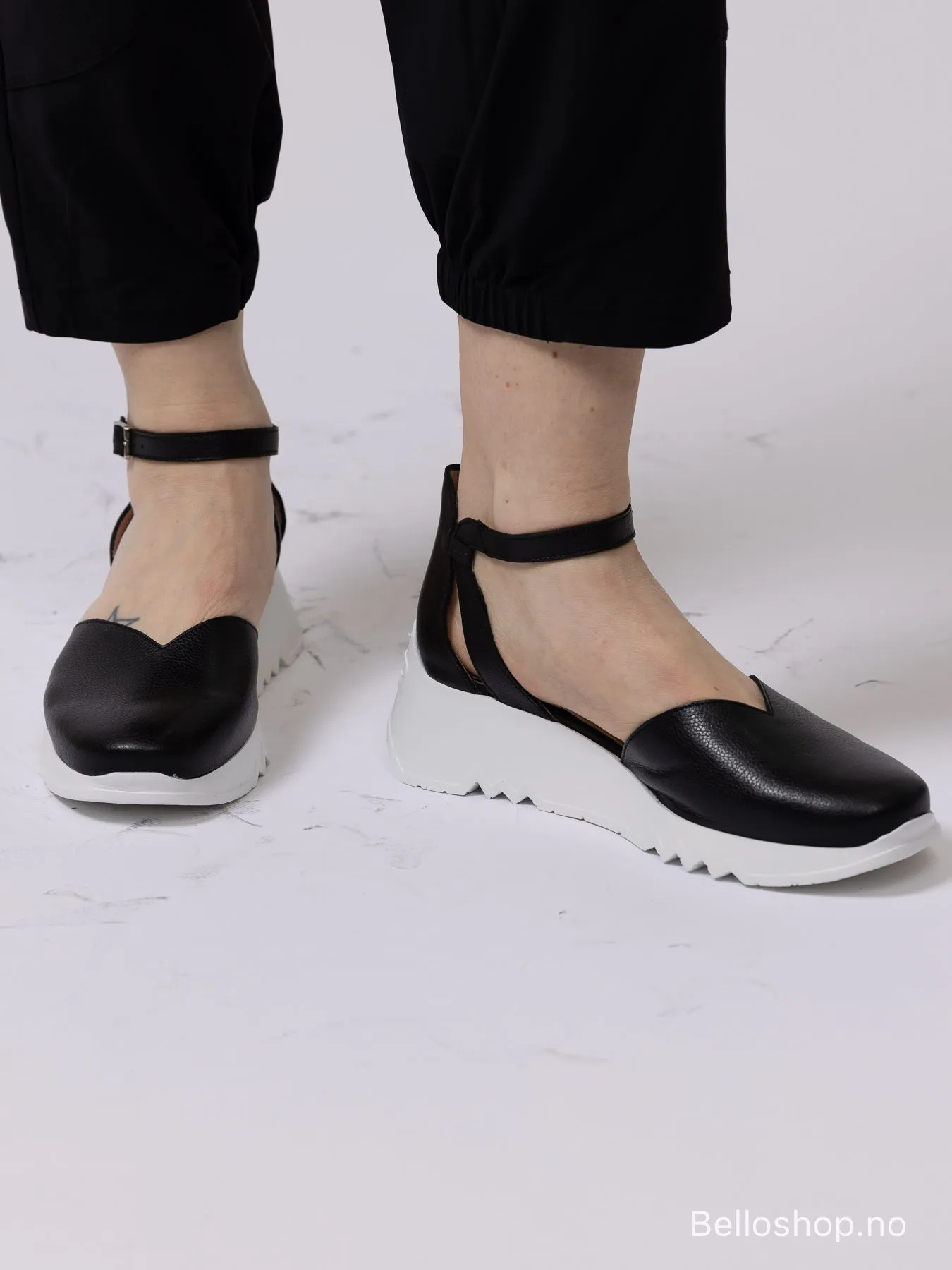 Wonders Sandal i sort glatt skinn med ankelrem og hvit kilesåle