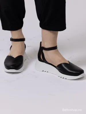 Wonders Sandal i sort glatt skinn med ankelrem og hvit kilesåle