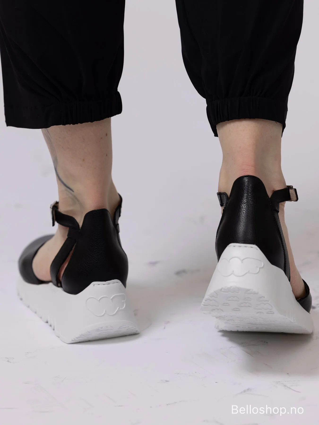 Wonders Sandal i sort glatt skinn med ankelrem og hvit kilesåle