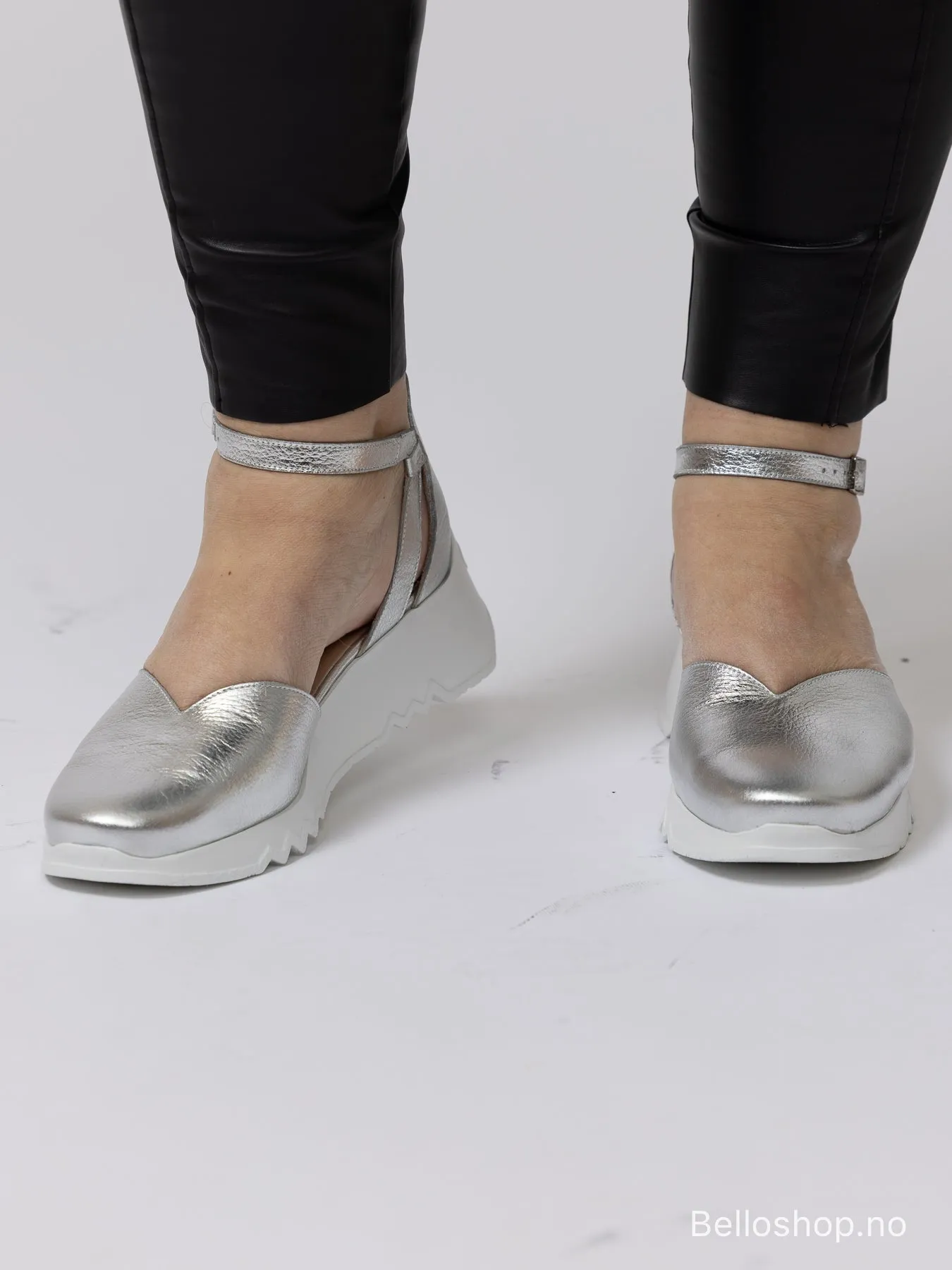 Wonders Sølv sandal med ankelrem og hvit kilesåle