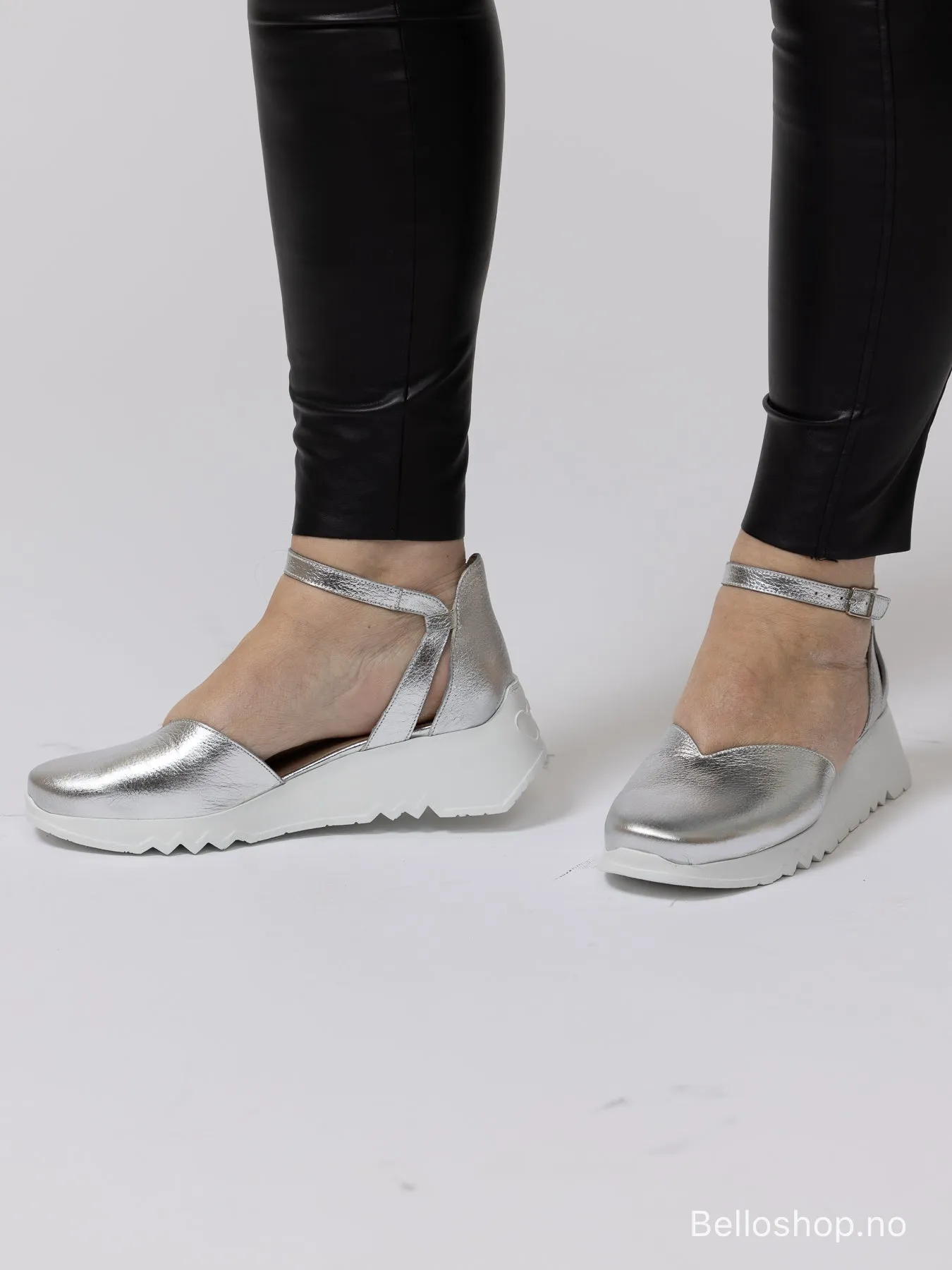 Wonders Sølv sandal med ankelrem og hvit kilesåle